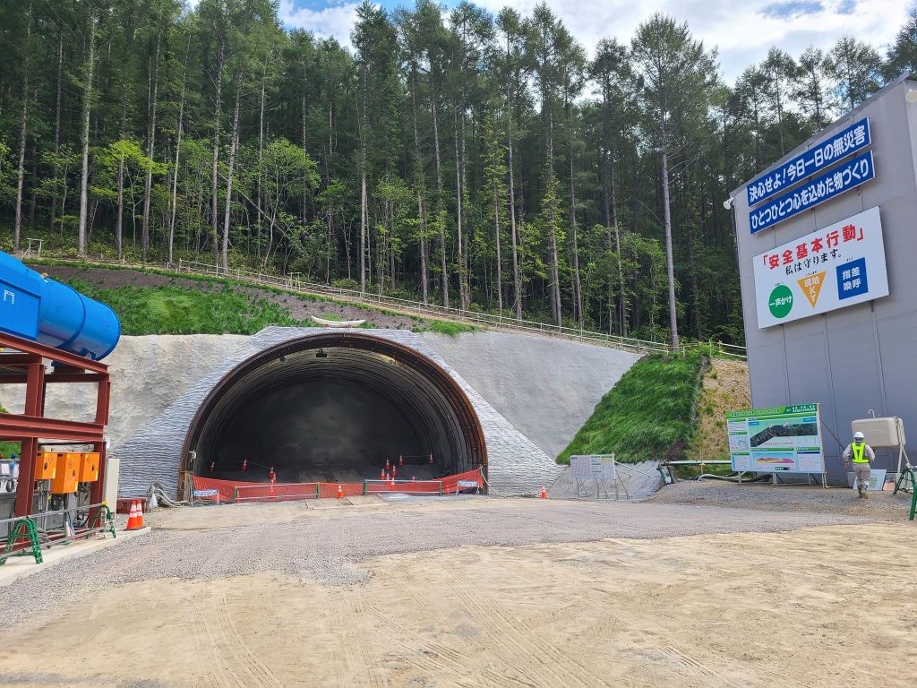 小学生向けの高速道路体験ツアー。