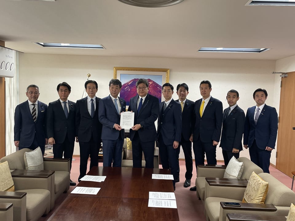 責任ある積極財政を推進する議員連盟から萩生田光一政調会長に決議を手交。