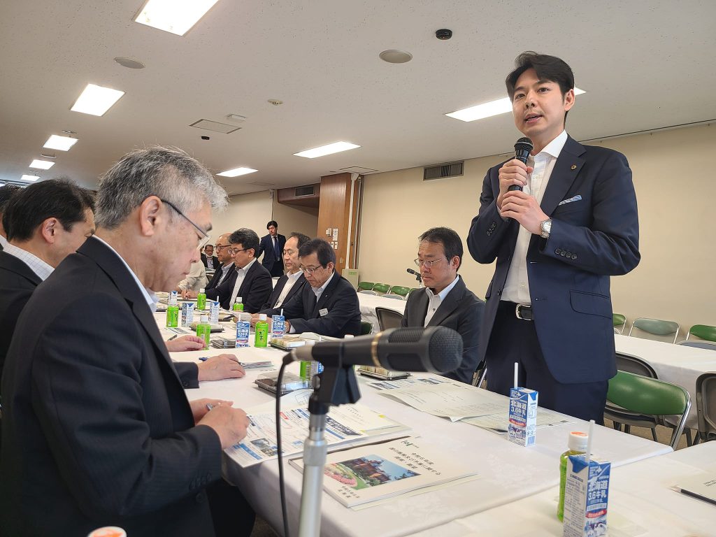 鈴木知事を先頭に道庁幹部が予算要望にいらした。
