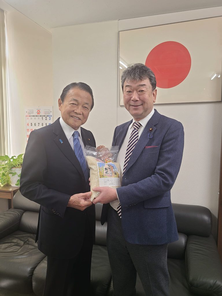 麻生会長に北海道のお米「ゆめぴりか」をお届け。