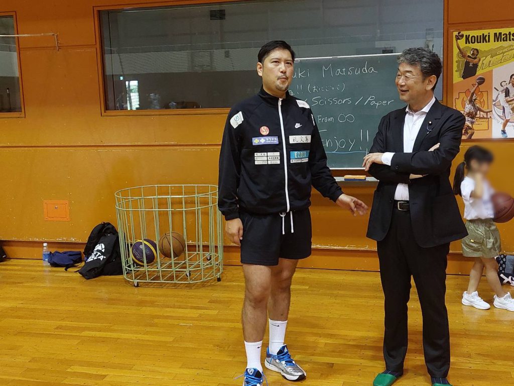 米国プロバスケットボールの松田鋼季選手が余市にて子供たちと。